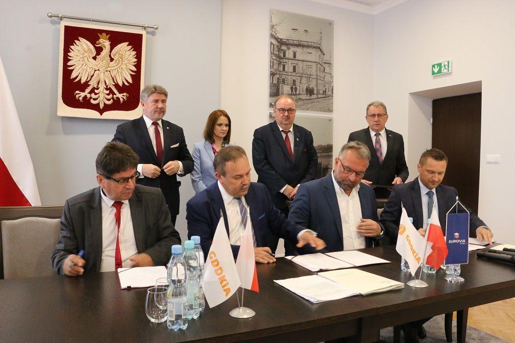 Moment podpisania umowy między inwestorem a wykonawcami.<br/>fot.Starostwo Powiatowe w Jarosławiu