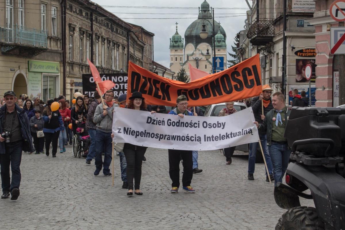 Ulicami miasta przeszedł marsz godności.<br/>fot.Bartłomiej Pacek