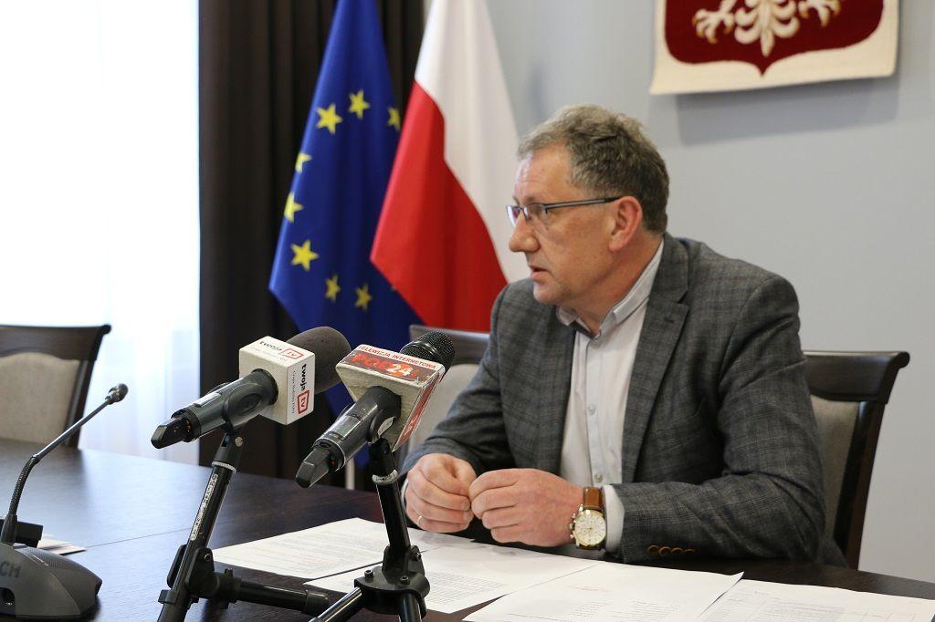 –Wszyscy korzystamy z ulic i dróg, które tylko administracyjnie są podzielone na miejskie, powiatowe czy wojewódzkie – zapewnił podczas konferencji prasowej starosta jarosławski Tadeusz Chrzan.<br/>fot.Starostwo Powiatowe w Jarosławiu