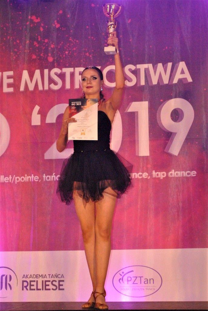 Dwa złota zawisły na szyi Wiktorii Markiewicz.<br/>fot.ze zbiorów Szkoły Tańca A – Z