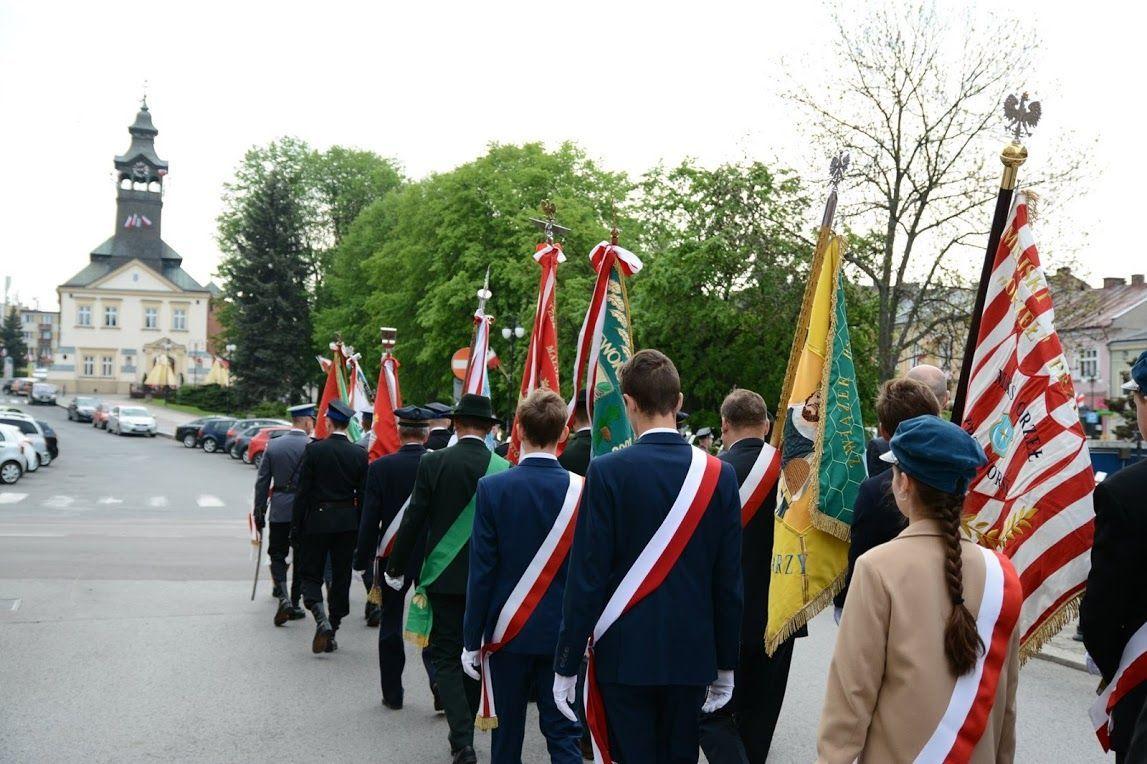 Efektowne było przejście uczestników obchodów ulicami miasta. <br/>fot.UM Przeworsk