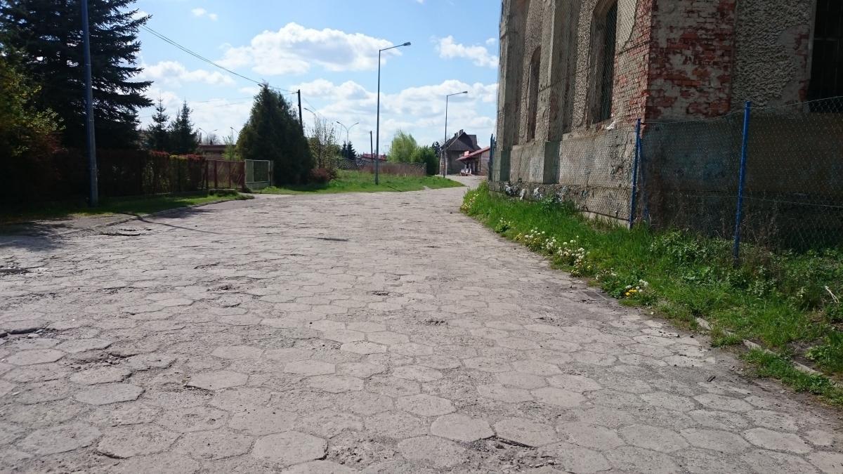 Dzięki pracom na ul. Mjr. Hubala i Kurierów Armii Krajowej, przebudowany zostanie również odcinek ul. Kolejowej od budowanego basenu do dworca kolejowego (na zdjęciu). <br/>fot.Paweł Bugira