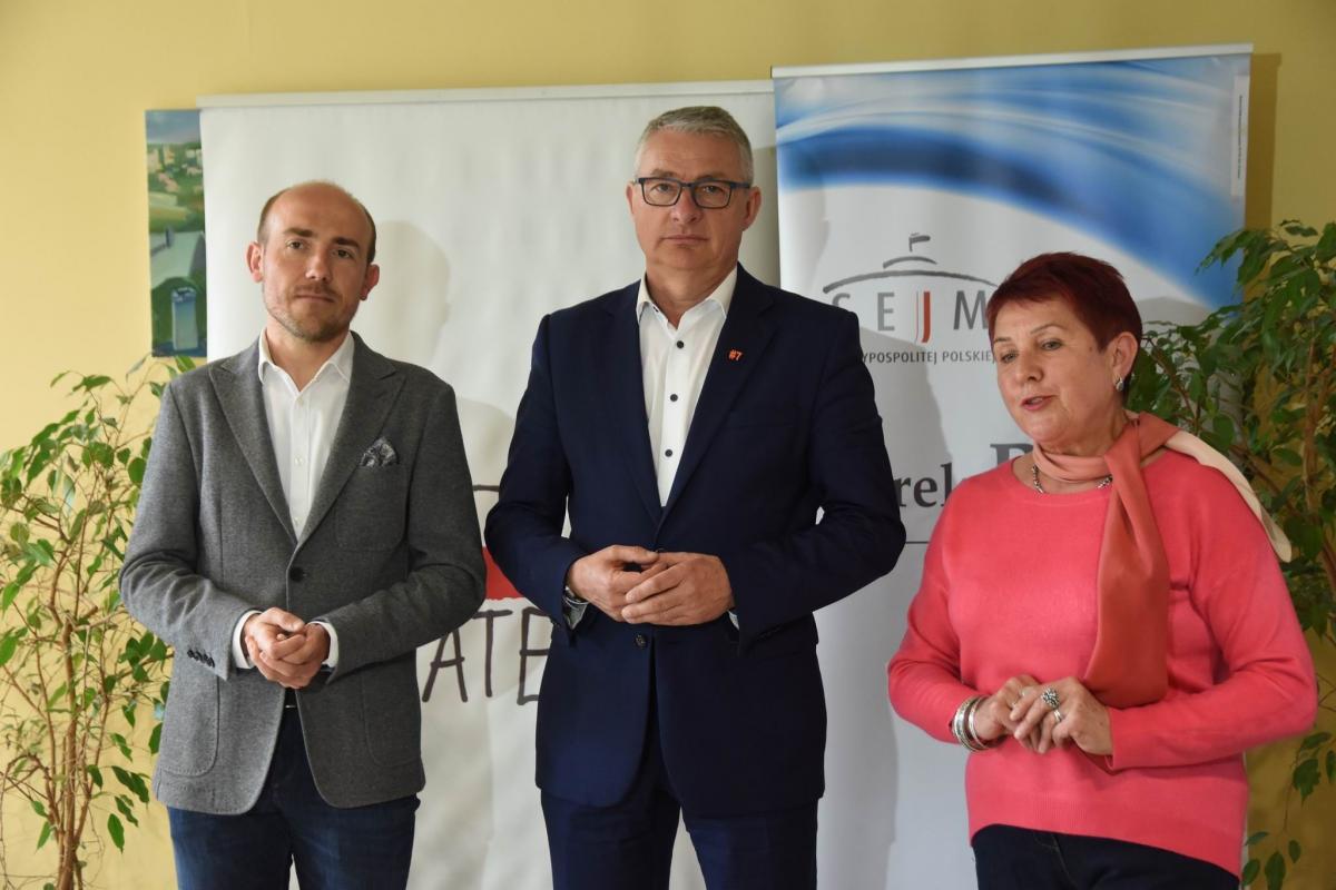 W krótkiej konferencji prasowej tuż przed rozpoczęciem dyskusji udział wzięli: Borys Budka, Marek Rząsa i Ewa Sawicka. <br/>fot.Paweł Bugira