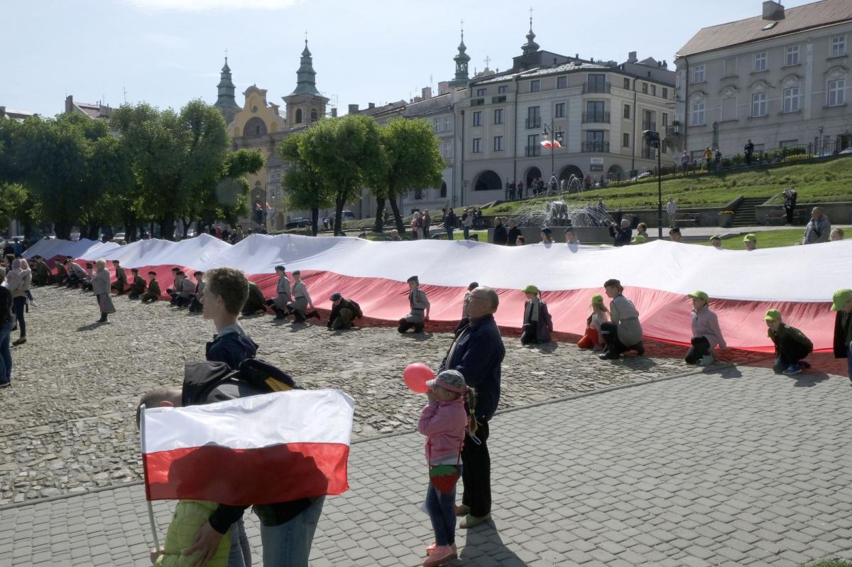 Przemyscy harcerze rozpostarli pięćdziesięciometrową flagę.<br/>fot.Jacek Szwic