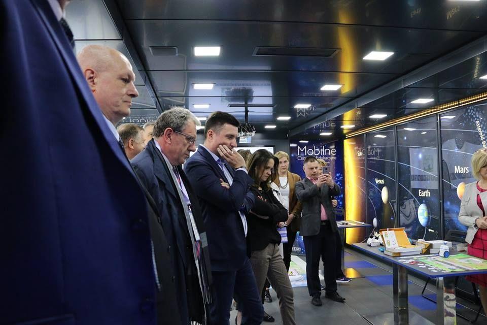Unikatowy autobus edukacyjny potrafi przykuć uwagę.<br/>fot.Starostwo Powiatowe w Jarosławiu