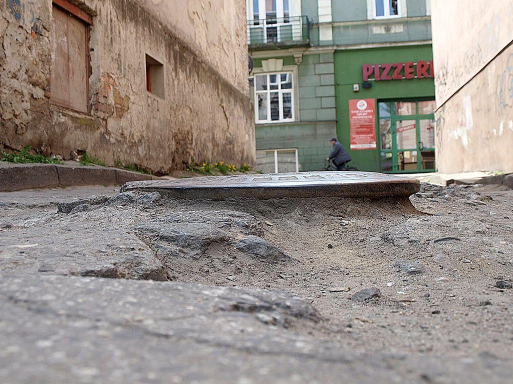 Wiekowa trylinka jest pokruszona i zdeformowana. Na kilka centymetrów wystające studzienki kanalizacyjne stwarzają ogromne zagrożenie dla samochodów.<br/>fot.Mariusz Godos
