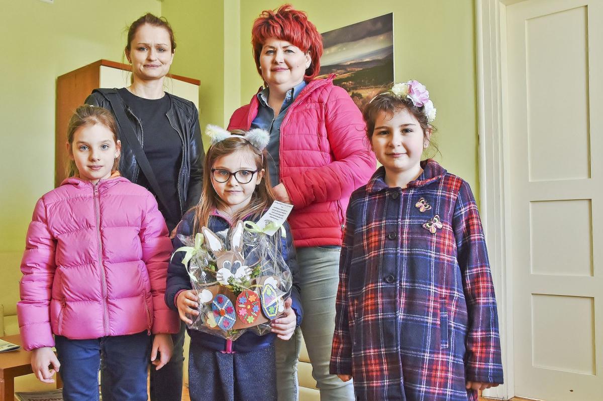 Madzia, Lenka i Natalka z paniami Agnieszką Wielgosz-Golańską i Małgorzatą Szal w redakcyjnych progach.<br/>fot.Paweł Bugira