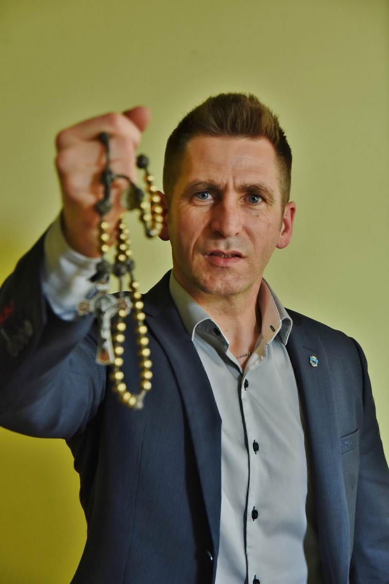 – Różaniec odmawiam od wielu lat, noszę go zawsze przy sobie i nie wstydzę się go, bo jest częścią mojego życia – mówi Dariusz Lasek.fot.Paweł Bugira
