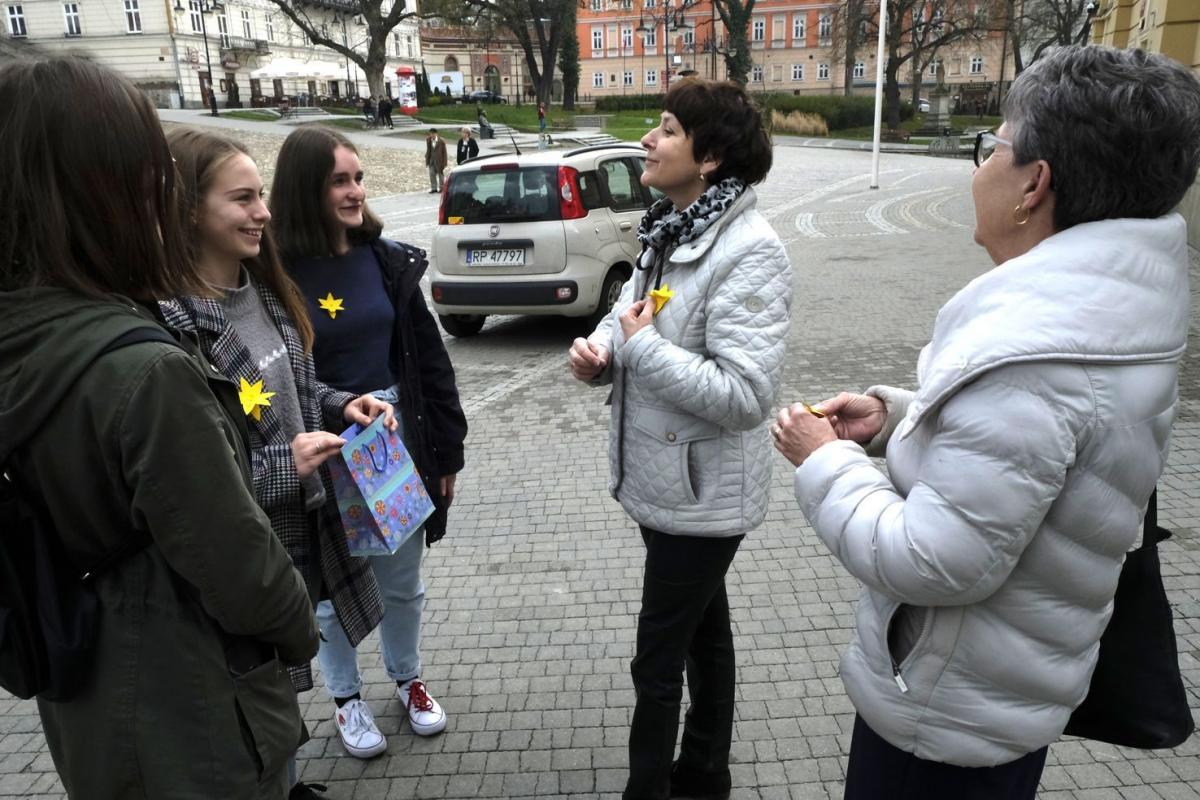 Obdarowani żonkilami nie kryli zdziwienia i pytali o powód akcji.<br/>fot.Jacek Szwic
