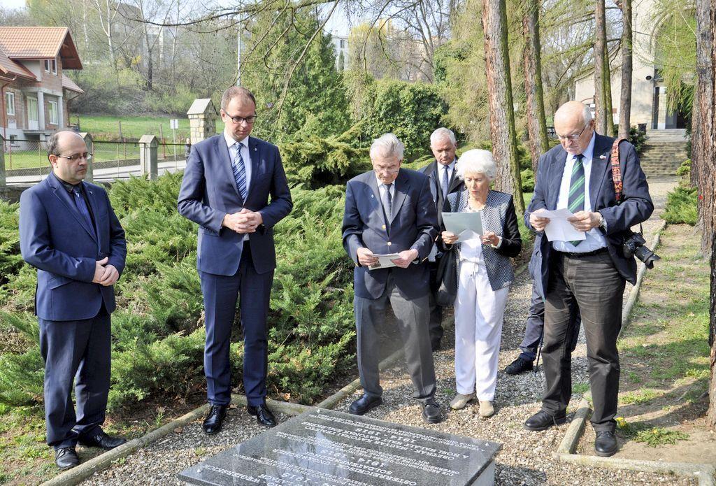 Doktorowi Geroldowi Ortnerowi towarzyszyła małżonka Steffanie Ortner oraz Helfried Grandl. Wspólnie z prezydentem Przemyśla Wojciechem Bakunem złożyli kwiaty i modlili się przy kwaterach żołnierzy austro-węgierskich.<br/>fot.UM Przemyśl