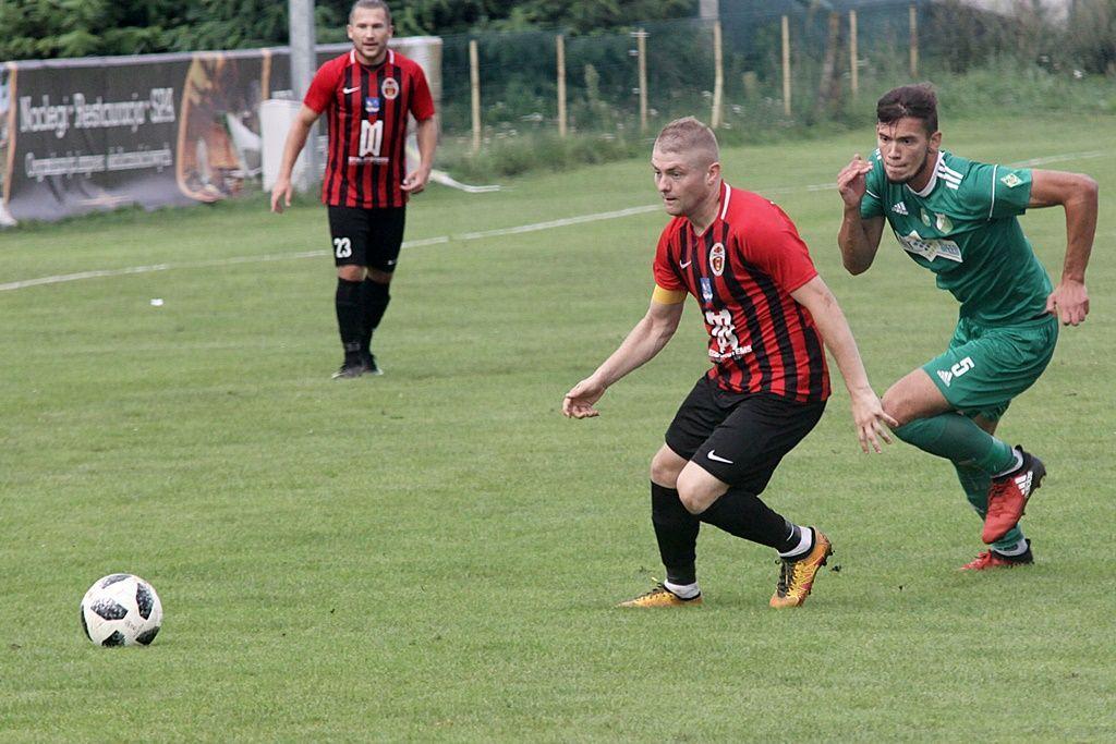 Krzysztof Pietluch (przy piłce) zakończył strzelanie w Daleszycach. Mateusz Podstolak (w tle) rozpoczął je...<br/>fot.Kamil Krukiewicz