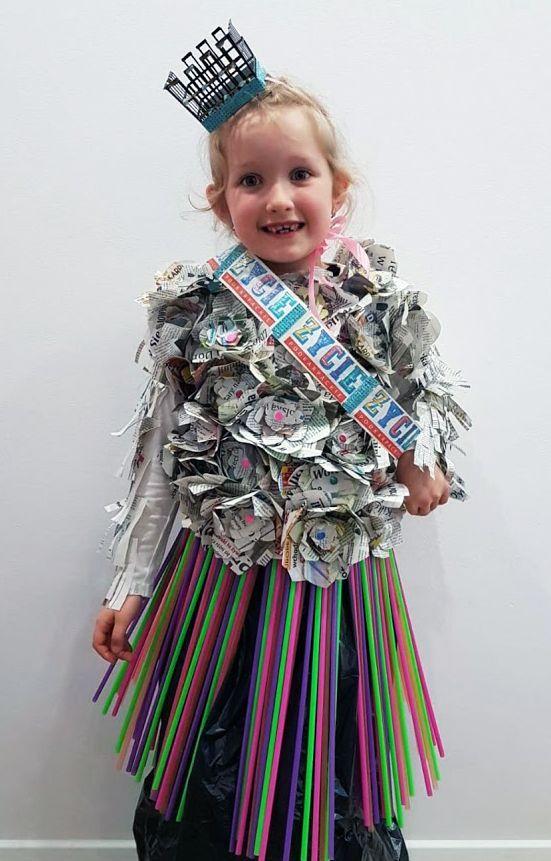 6,5-letnia Hania Kocaj w sukience wykonanej w całości z... Życia Podkarpackiego.<br/>fot.ze zbiorów własnych