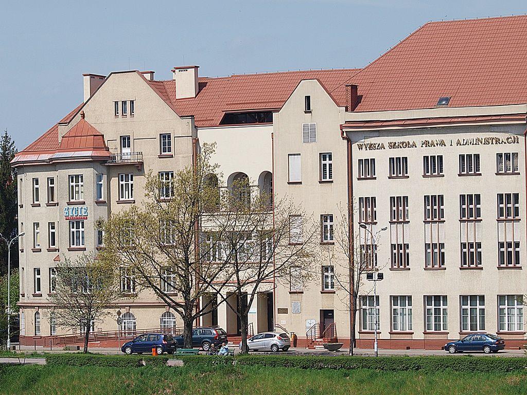W 1995 r., z inicjatywy m.in. prof. Jerzego Posłusznego w nadsańskim mieście powstała Wyższa Szkoła Administracji i Zarządzania. Przez kilkanaście lat jej siedzibą był budynek po byłym kinie „Bałtyk”.<br/>fot.Mariusz Godos