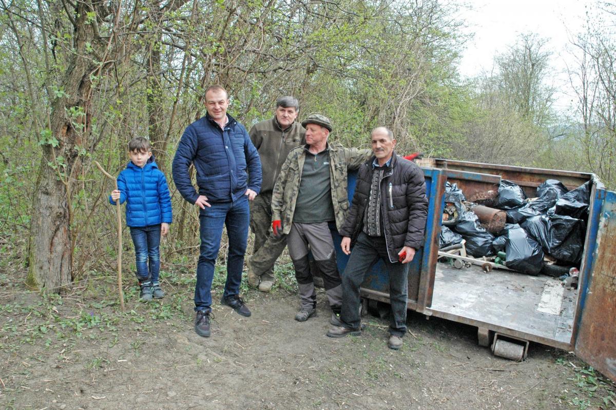 Chętnych do porządków nie było wielu, ale to nie znaczy, że nie brakowało zapału. Większość fortu XVII w Ostrowie udało się wysprzątać.<br/>fot.materiały organizatora