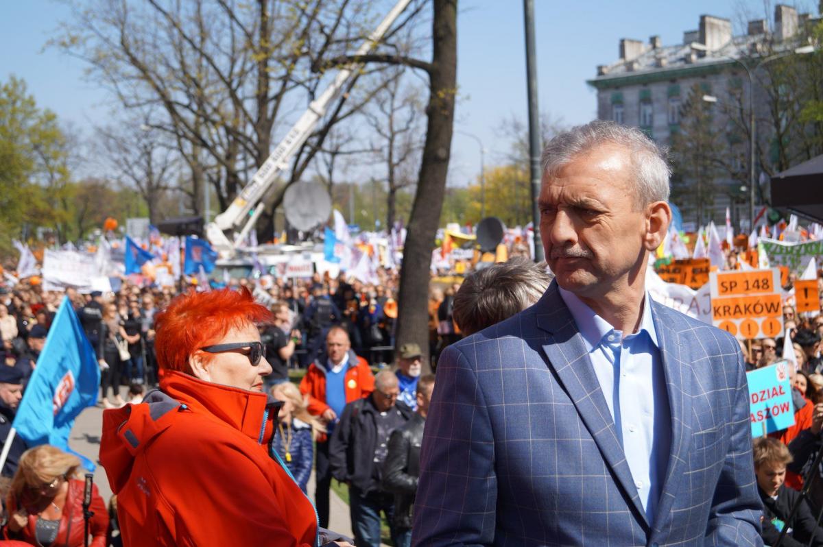 Sławomir Broniarz podczas demonstracji w Warszawie przed Ministerstwem Edukacji Narodowej 23 kwietnia br. <br/>fot.znp.edu.pl