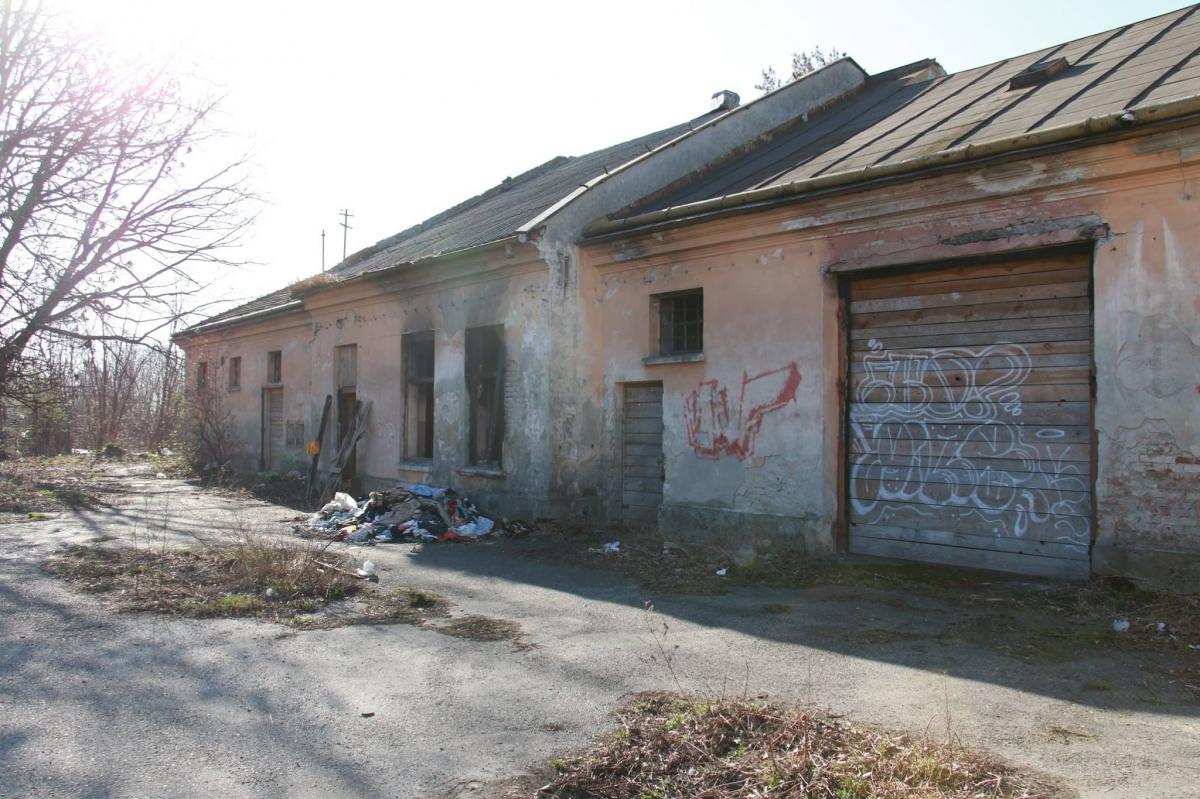 Dawny skup makulatury na Poniatowskiego stał się dzikim wysypiskiem, siedliskiem szczurów i miejscem schronienia bezdomnych<br/>fot.UM Jarosław