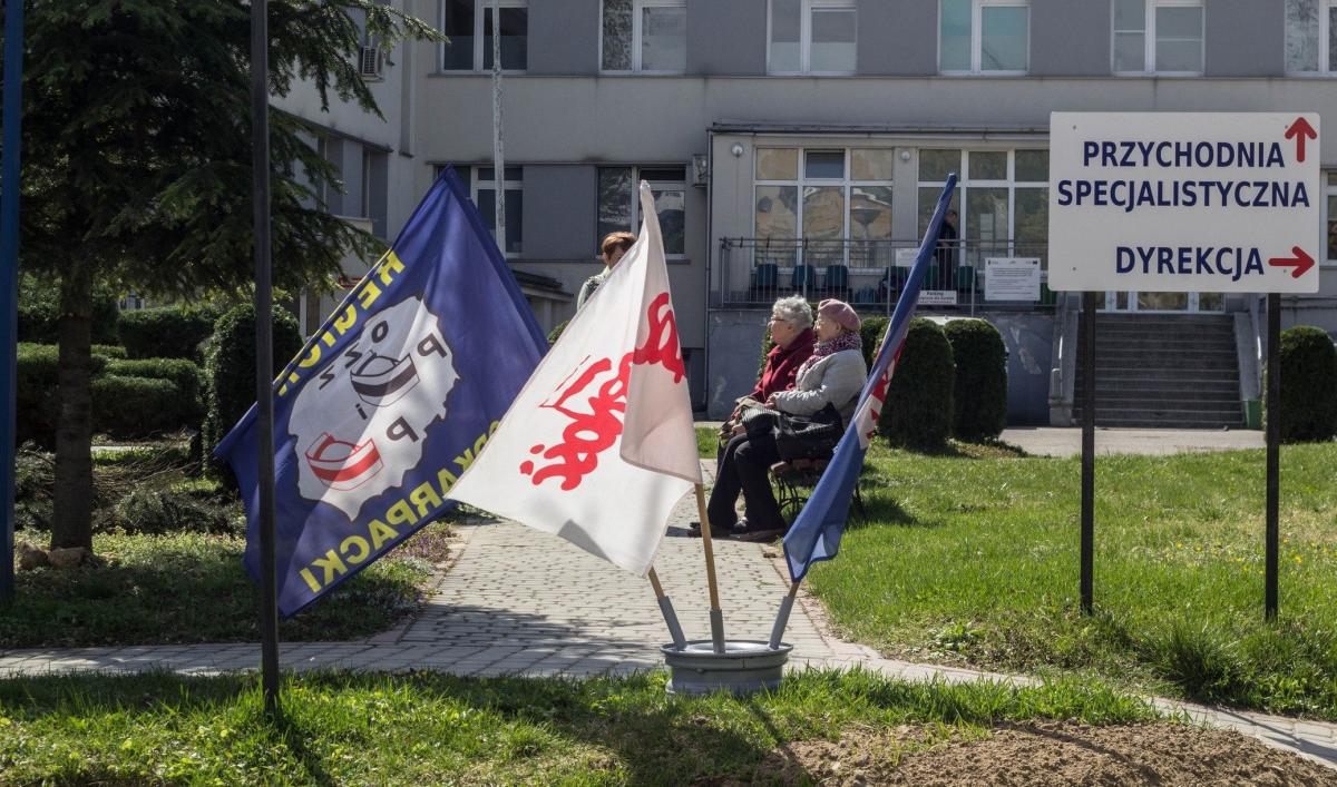 W szpitalach powiatowych wywieszono flagi związkowe.<br/>fot.Bartłomiej Pacek