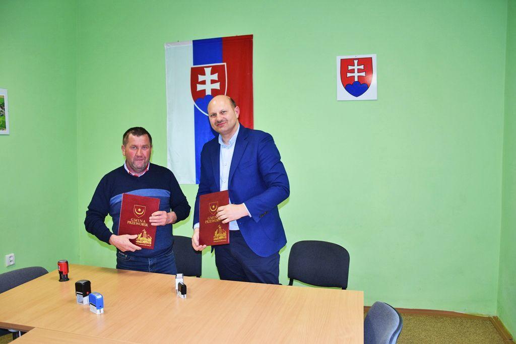 Wójt gminy Przeworsk Daniel Krawiec i włodarz słowackiej gminy Jablonov Jozef Molčan.<br/>fot.UG Przeworsk
