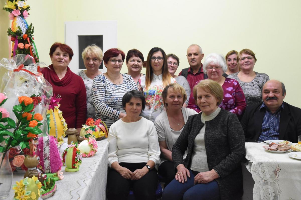 Jedną z inicjatyw rady seniorów jest kurs kanzashi, czyli wykonywania różnego rodzaju ozdób. Bezpłatnie prowadziła go Maria Otwinowska, sekretarz rady seniorów. W czasie wiosennej edycji uczestnicy uczyli się tworzyć ozdoby wielkanocne.  <br/>fot.Paweł Bugira