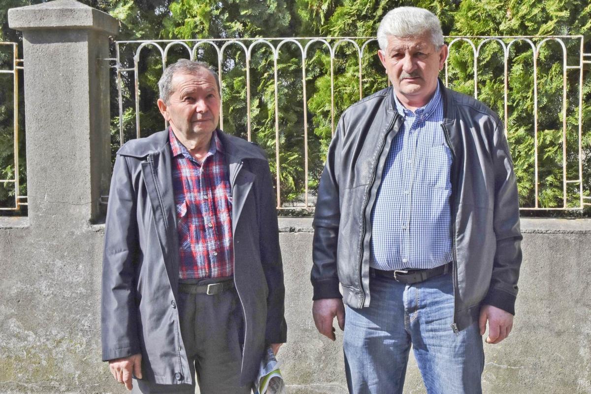 Stanisław Pogorzelec (z lewej) i Mariusz Bartnik podkreślają, że przejazd kolejowy zawsze w tym miejscu funkcjonował. Liczą na pomoc urzędu miejskiego. <br/>fot.Paweł Bugira