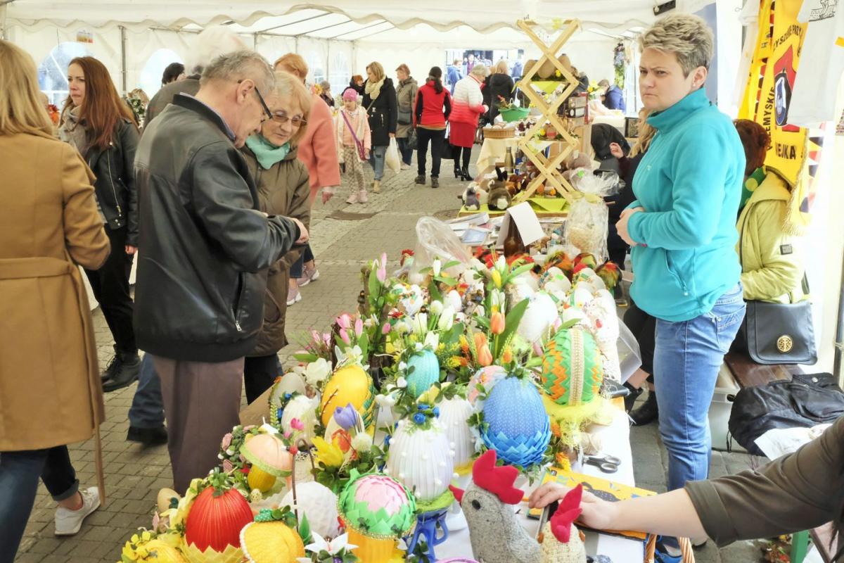 W ostatni weekend na stoiskach królowały rękodzielnicze ozdoby, którymi można przystroić wielkanocny stół. Były też domowe soki, nalewki ziołowe oraz słodkie ciasta. Natomiast w tym roku na straganach nie widać było smacznych wędlin, za to nie brakowało różnego rodzaju chlebów z domowych piekarni. <