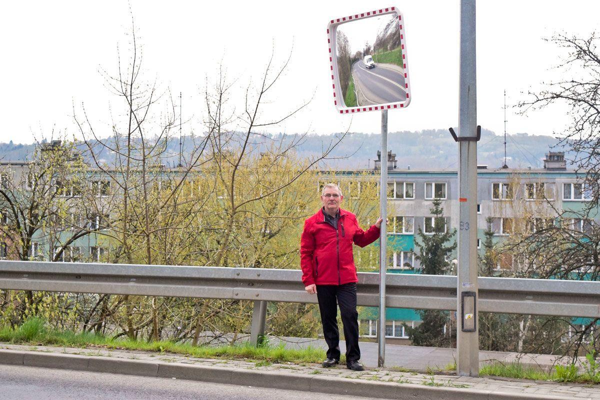 – To lustro to dla nas niezwykle ważna sprawa. Jest ustawione bardzo dobrze. Widać szeroki łuk ulicy Grunwaldzkiej, co kapitalnie ułatwia nam obecnie wyjazd. – mówi Krzysztof Bargieł, inicjator ustawienia go na skrzyżowaniu ulic Zachariasiewicza i Grunwaldzkiej.   