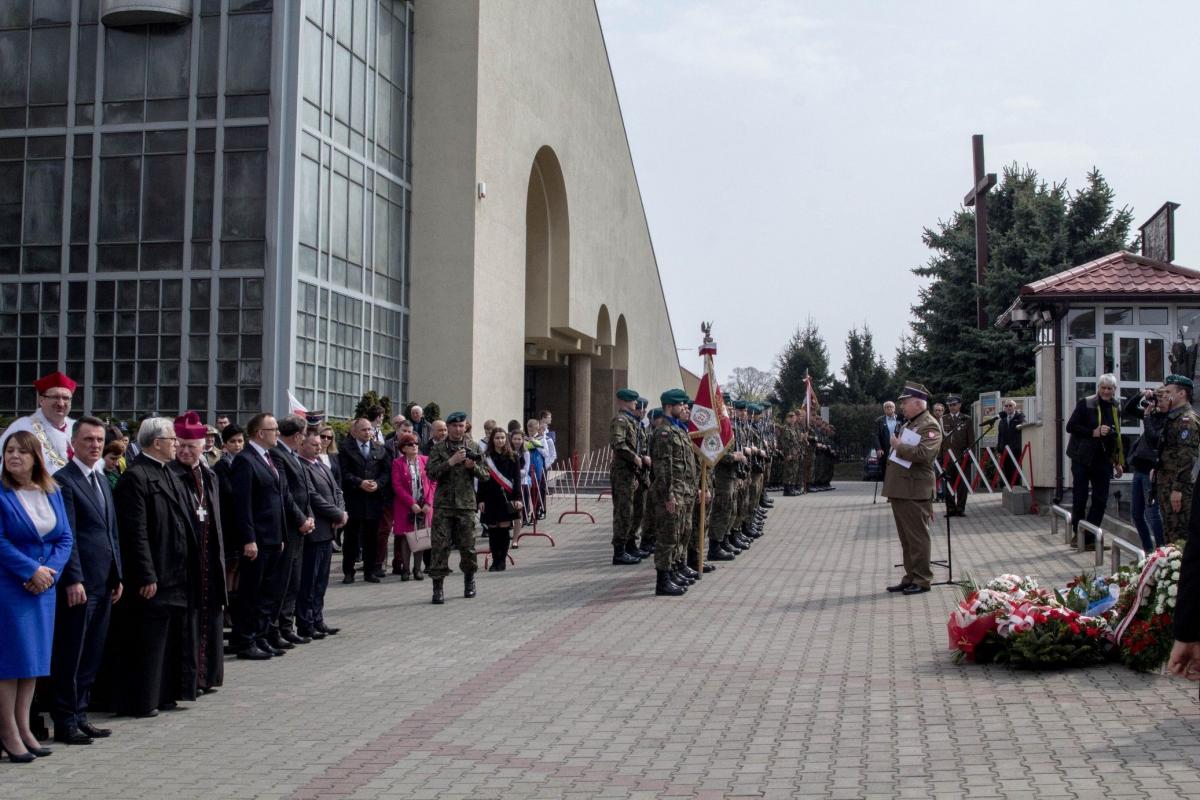 Jak zwykle uroczystości przygotowane z inicjatywy archiprezbitera Andrzeja Surowca zgromadziły przedstawicieli różnych środowisk.<br/>fot.Bartłomiej Pacek