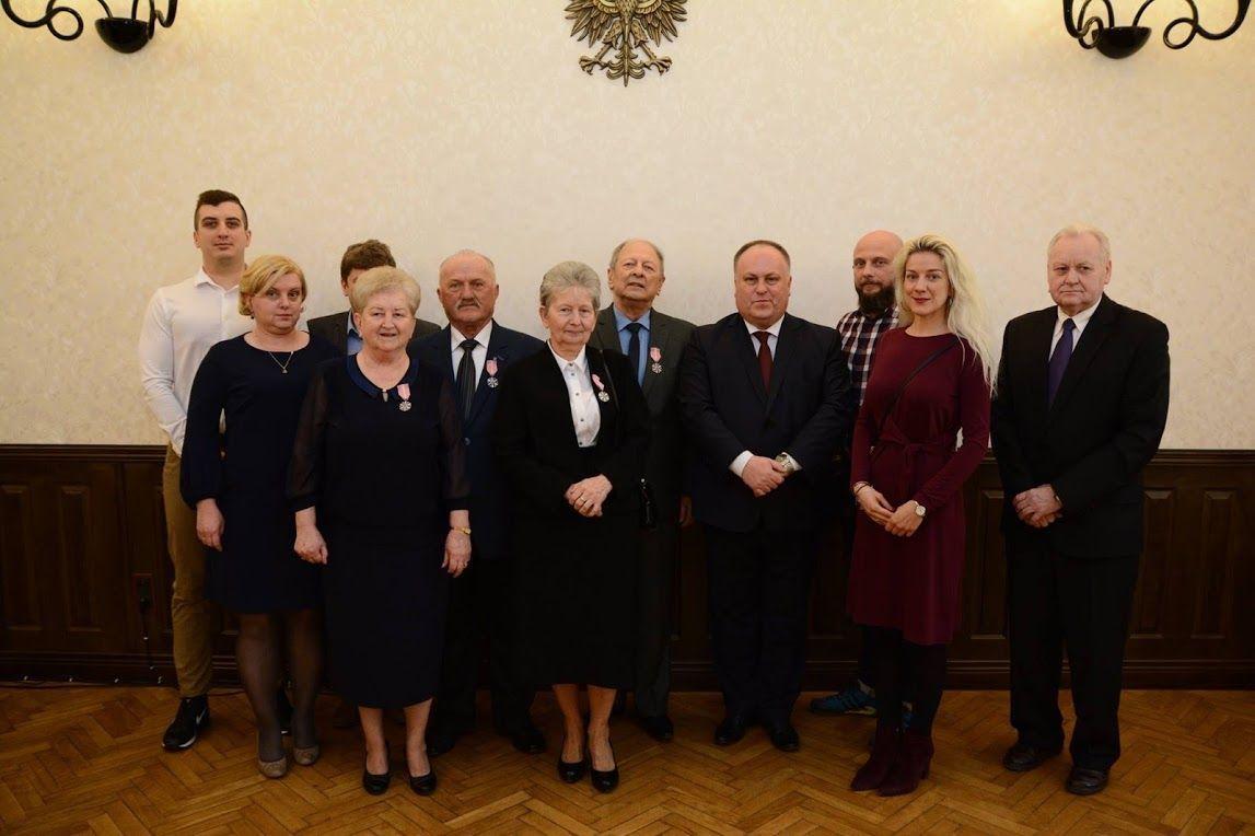 Mieszkańcy Przeworska Anna i Tadeusz Siedlcowie oraz Zofia i Edward Pelcowie ugoszczeni zostali przez burmistrza w ratuszu. <br/>fot.UM Przeworsk