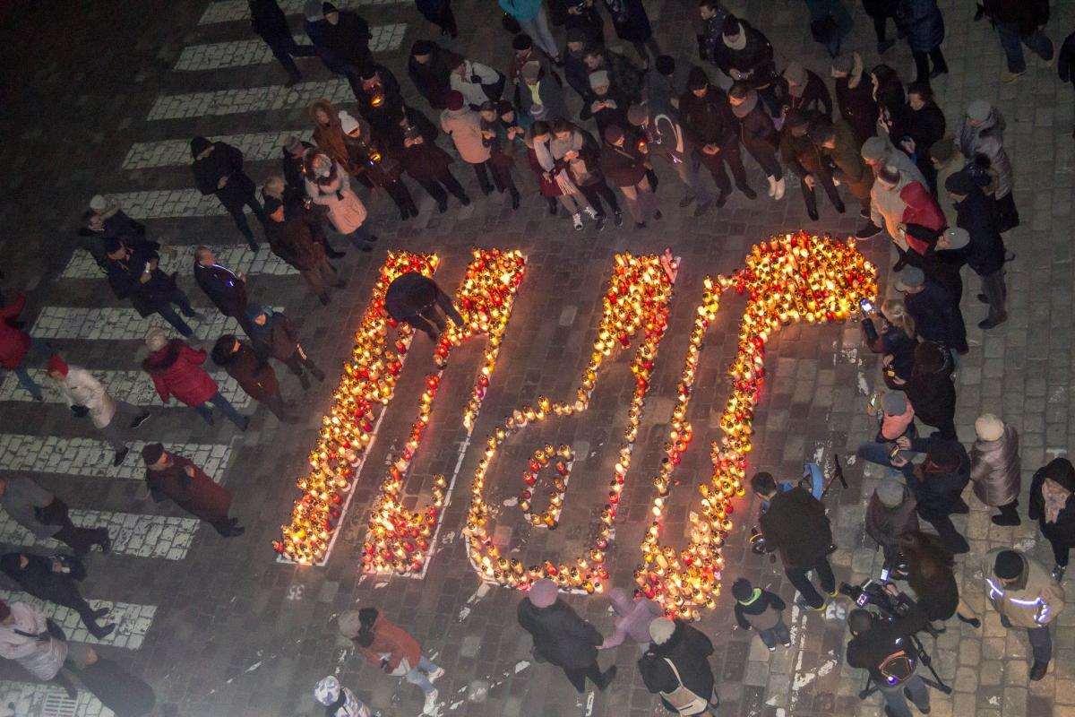 Na koniec wierni z przyniesionych lampionów utworzyli napis JPII.<br/>fot.Bartłomiej Pacek