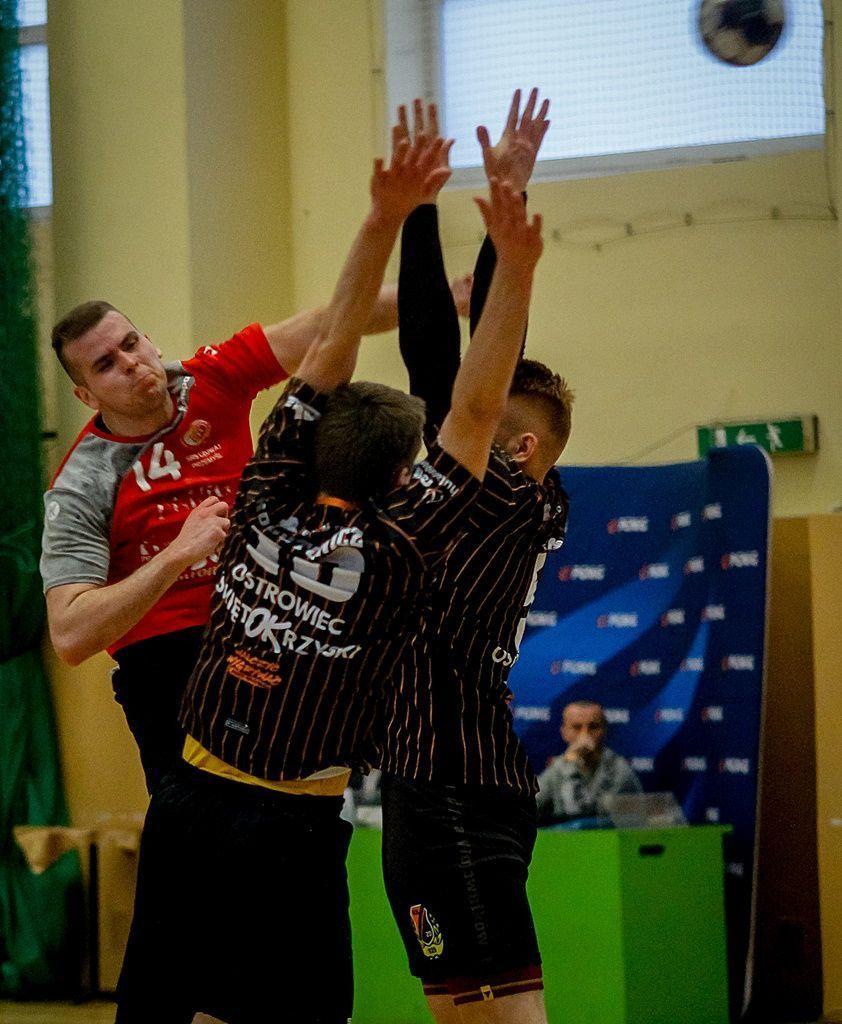 Mateusz Nowak (czerwona koszulka) rzucił rezerwom Orlen Wisły Płock 4 bramki.<br/>fot.Kamil Krukiewicz