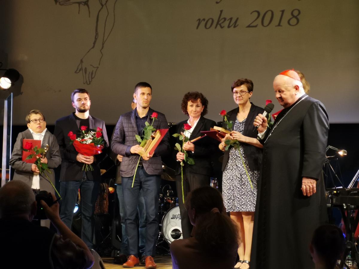 Gala „Miłosierny Samarytanin Roku 2018” odbyła się 29 marca w auli św. Jana Pawła II przy Sanktuarium Bożego Miłosierdzia w Łagiewnikach. Na zdjęciu lek. med. Aleksandra Mazur w towarzystwie innych wyróżnionych (na zdjęciu obok  ks. kard. Stanisława Dziwisza).<br/>fot.ze zbiorów własnych