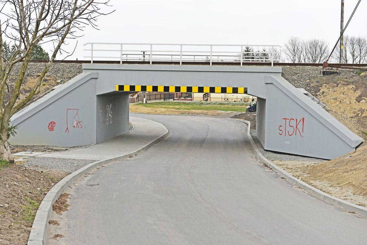 Wyremontowany wiadukt stanowi dla mieszkańców dogodny skrót. Niestety – pięknie odrestaurowana elewacja już straszy. <br/>fot.Ernest Kocan