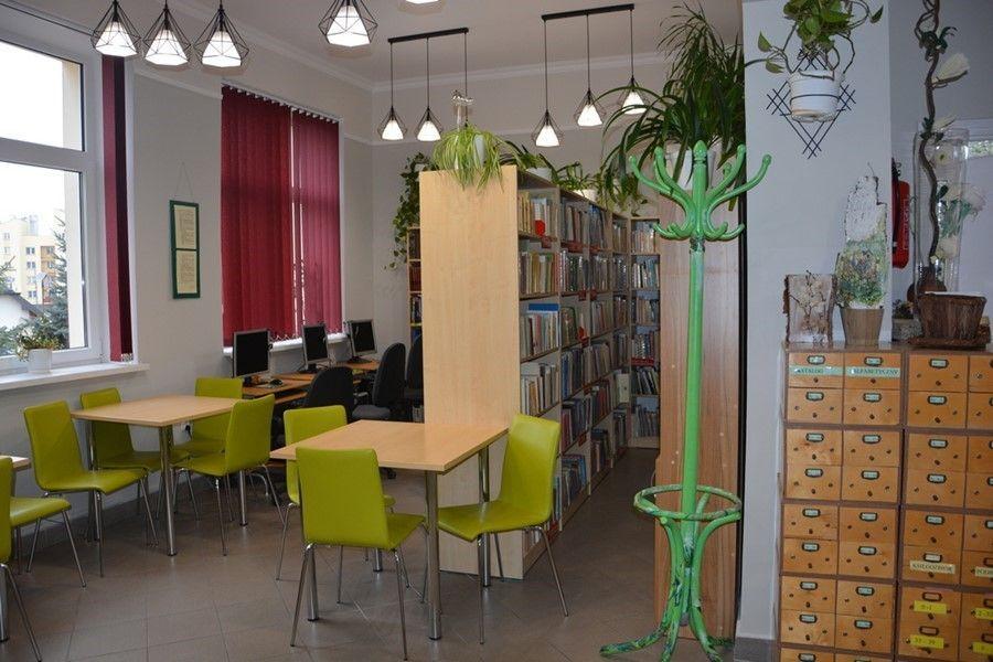 Po remoncie biblioteka zyskała na funkcjonalności. Odświeżone wnętrza, wzbogacone o nowe regały i oświetlenie z pewnością przypadną do gustu miłośnikom książek. Pierwszy raz po remoncie biblioteka otworzyła swoje podwoje 25 marca.<br/>fot.UMiG Sieniawa