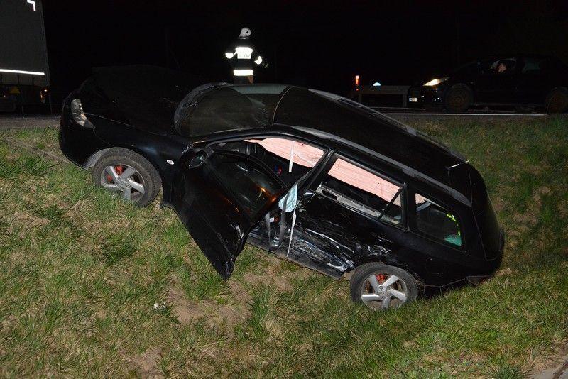 Siłą uderzenia mazda została zepchnięta z jezdni do przydrożnego rowu.<br/>fot.KMP Krosno
