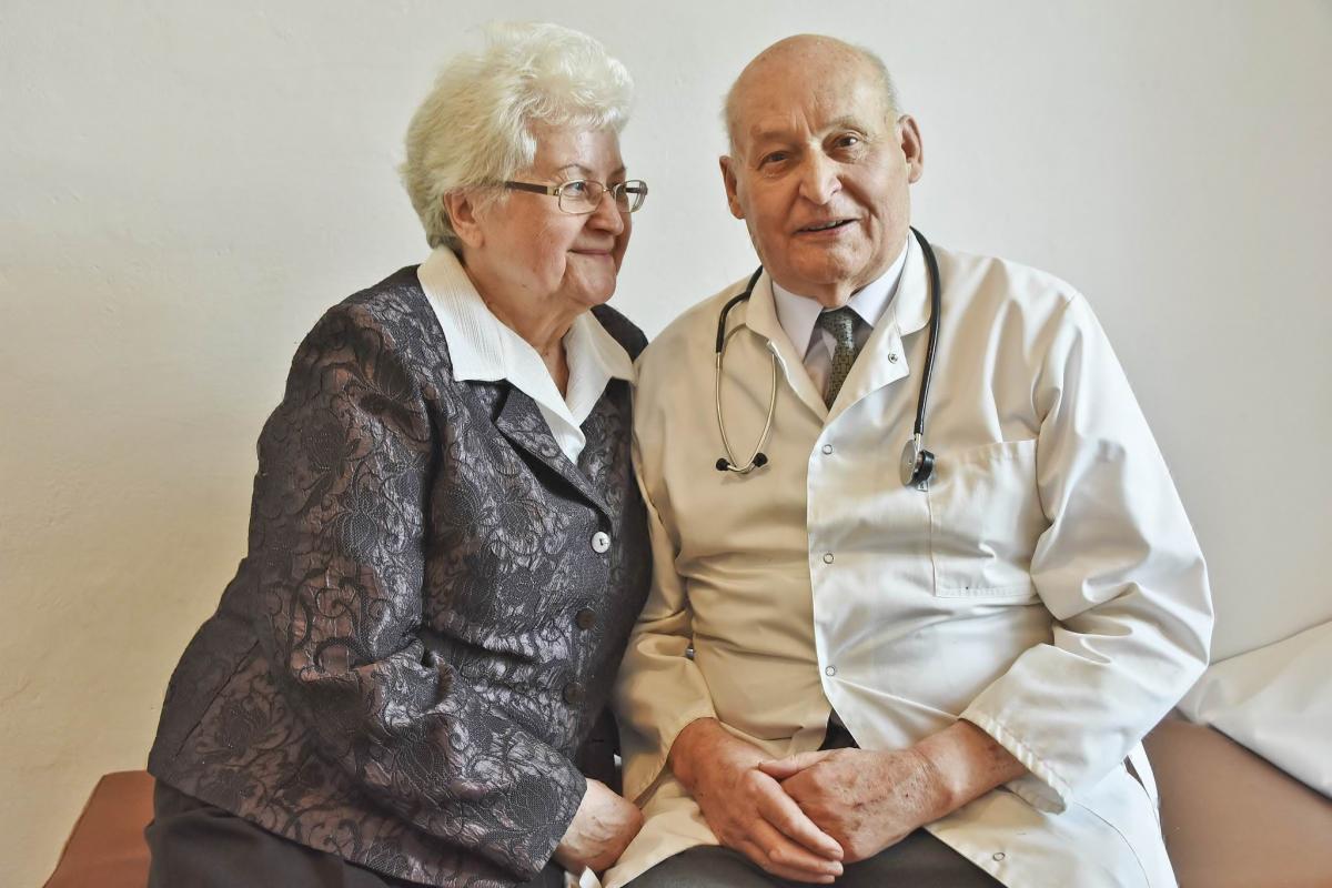 
Dr Józef Zawitkowski z Leokadią są małżeństwem od blisko 57 lat. – Podszedłem, zacząłem rozmawiać, a ona mnie zostawiła – wspomina ich pierwsze spotkanie pan Józef.<br/>fot.Paweł Bugira