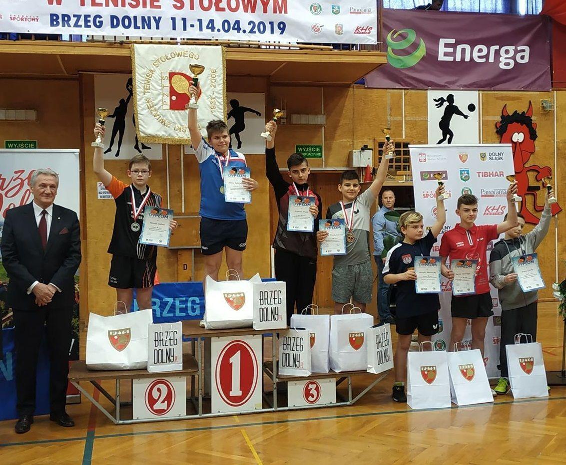 Dawid Jadam (drugi z lewej) zdobył srebrny, zaś Szymon Brud (czwarty z lewej) brązowy medal w singlu podczas Mistrzostw Polski Młodzików.<br/>fot.ze zbiorów własnych