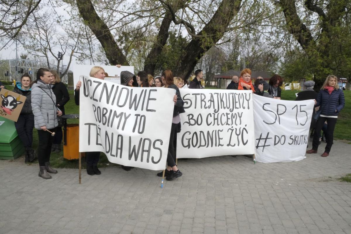 Hasła na transparentach oddawały nastroje nauczycieli.<br/>fot.Jacek Szwic