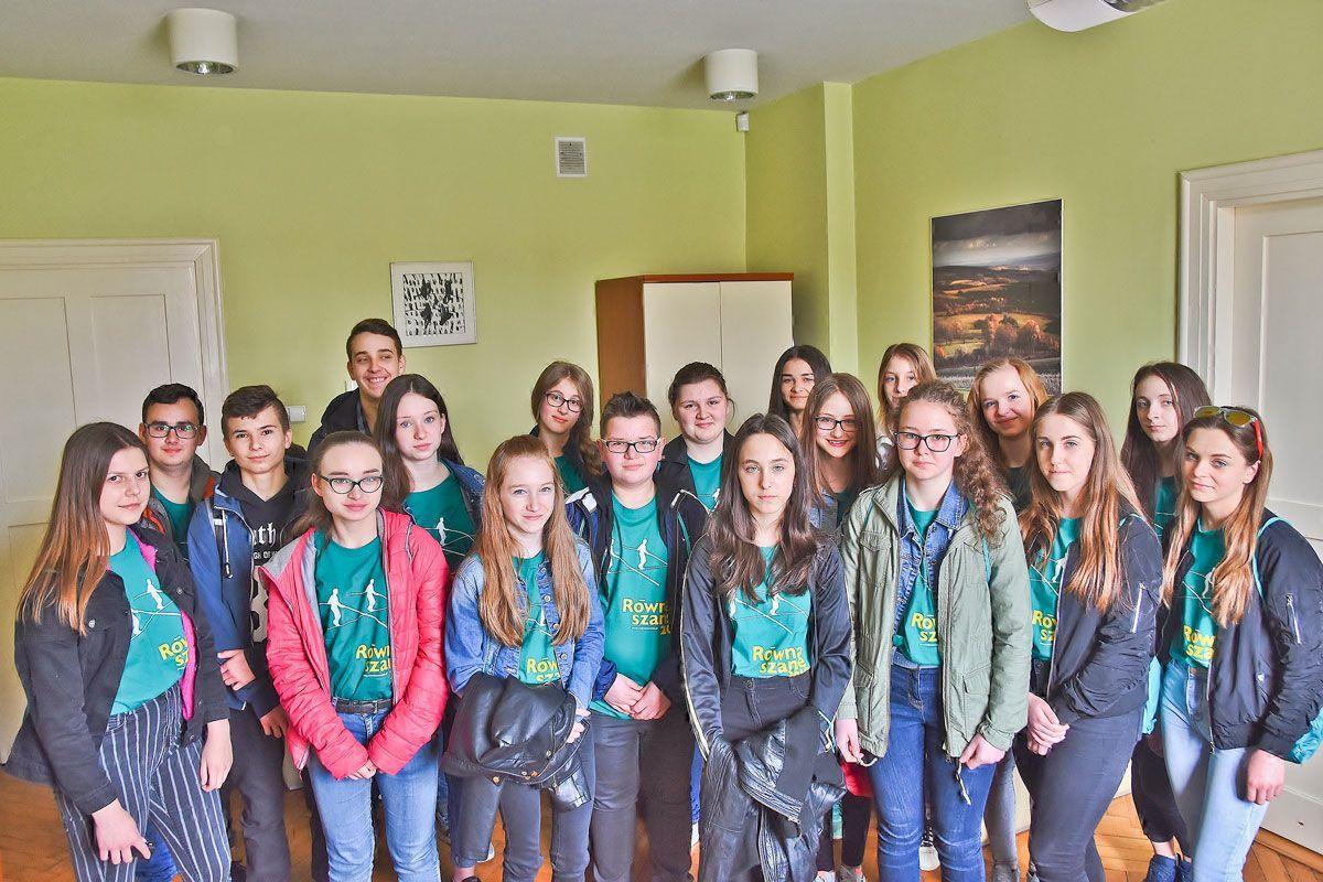 Uczniowie klas 7 i 8 z SP w Bachórcu oraz Publicznego Gimnazjum im. Jana Pawła II w Dubiecku w siedzibie redakcji Życia Podkarpackiego. <br/>fot.Paweł Bugira