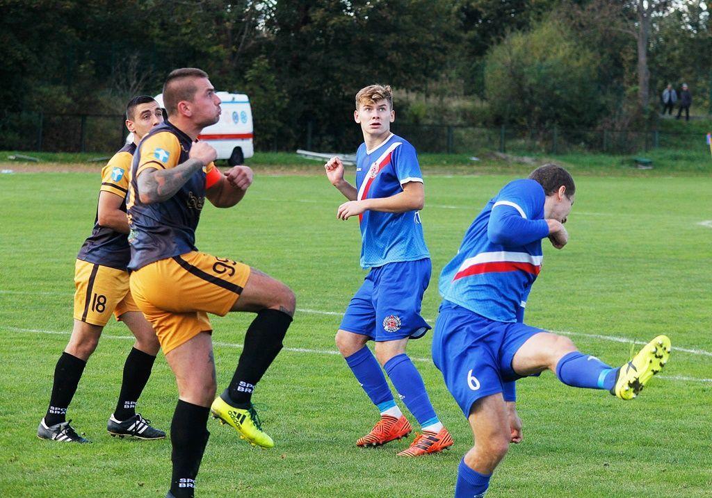 Patryk Andreasik (drugi z prawej) w Dębicy zagrał jako jedyny napastnik Polonii Przemyśl.<br/>fot.Kamil Krukiewicz