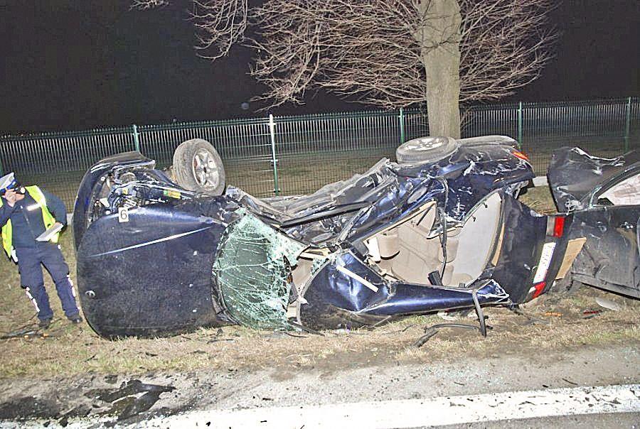 W Wierzbnej za często dochodzi do tragicznych wypadków. Głównym powodem jest nadmierna prędkość. Jednak zdaniem przedstawicieli Głównego Inspektoratu Transportu Drogowego, przyczyny są inne. Jakie? Nie wiadomo...<br/>fot.KPP Jarosław