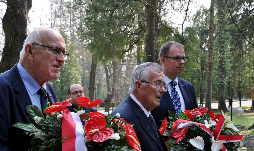 Doktorowi Geroldowi Ortnerowi (w środku) towarzyszył m.in. Helfried Grandl (z lewej). Wspólnie z prezydentem Przemyśla Wojciechem Bakunem złożyli kwiaty i modlili się przy kwaterach żołnierzy austro-węgierskich.<br/>fot.Agata Czereba / UM Przemyśl