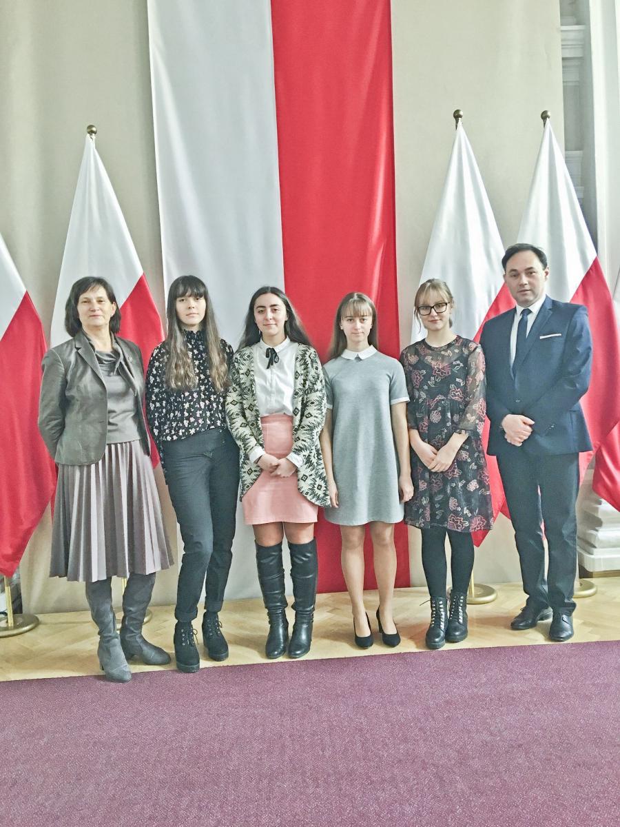 Od lewej: przewodnicząca Komitetu Okręgowego Olimpiady Janina Kościelny, uczennice I LO, uczennice II LO, Rafał Czupryk, Pełnomocnik Wojewody Podkarpackiego do spraw Rodzin.