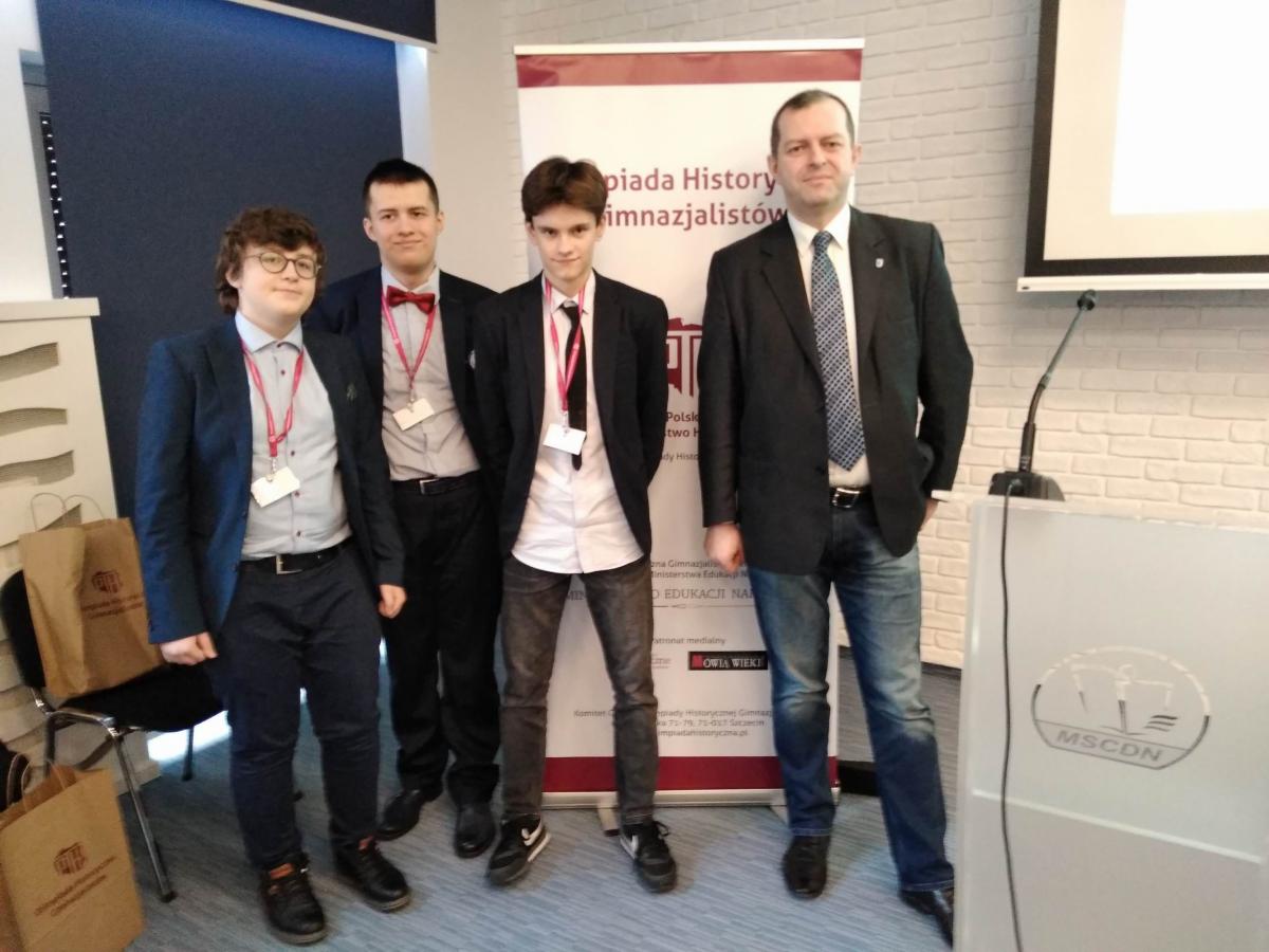 Uczniowie z Podkarpacia zaprezentowali się bardzo dobrze. Od lewej: Bartłomiej Musz i Michał Dyrda ze Szkoły Podstawowej im. Absolwentów I LO w Przemyślu, Bartosz Przywara z Zespołu Szkół Ogólnokształcących w Zaklikowie oraz Jarosław Dyrda, dyrektor Szkoły Podstawowej im. Absolwentów I LO. <br/>fot.