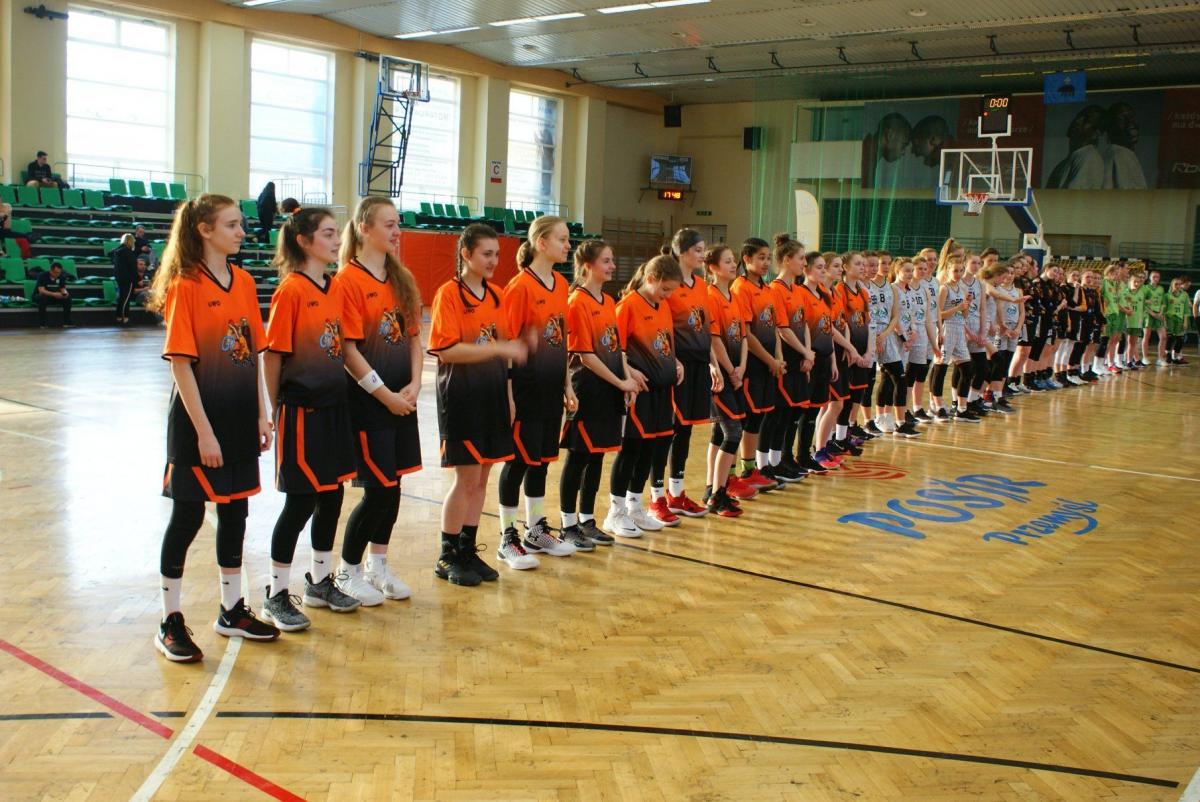 Na pierwszym planie zespół Basket GO Przemyśl podczas oficjalnego otwarcia turnieju.<br/>fot.ze zbiorów własnych
