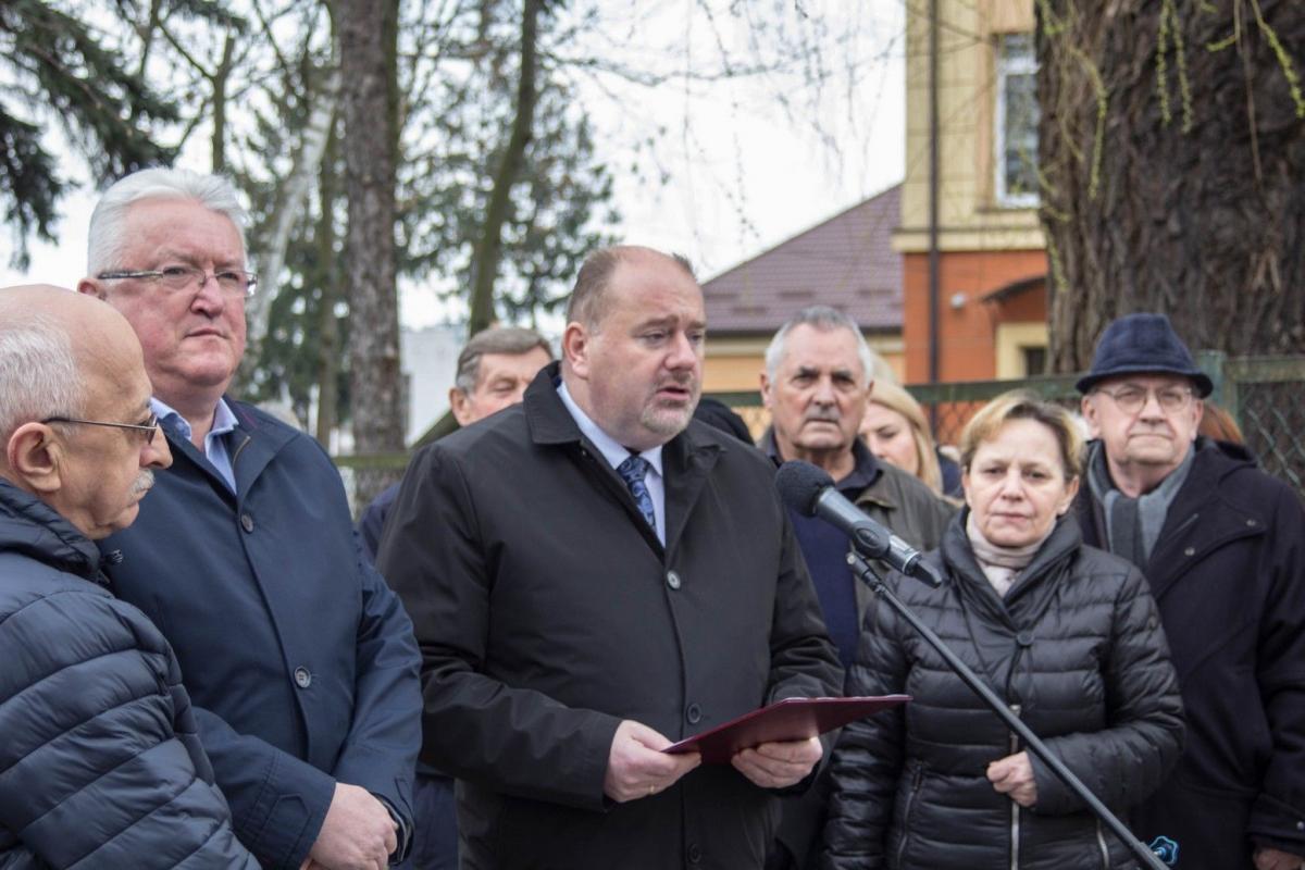 Na specjalnej konferencji W. Paluch zarzucał bierność starostwu, a propozycję przejęcia przez miasto ulic powiatowych ocenił bardzo krytycznie. <br/>fot.Bartłomiej Pacek