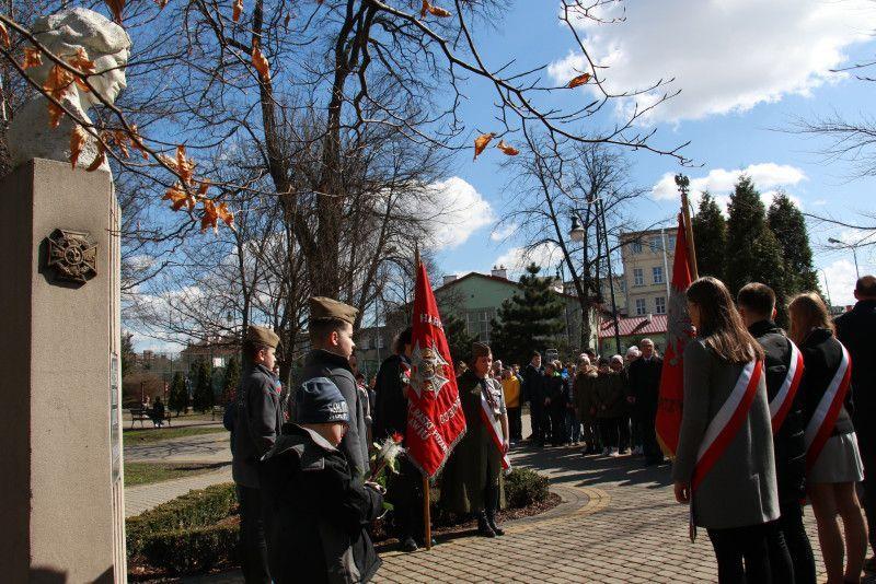 Lokalna społeczność uczciła pamięć Baśki Puzon, gromadząc się przed poświęconym jej pomnikiem.<br/>fot.UM Jarosław