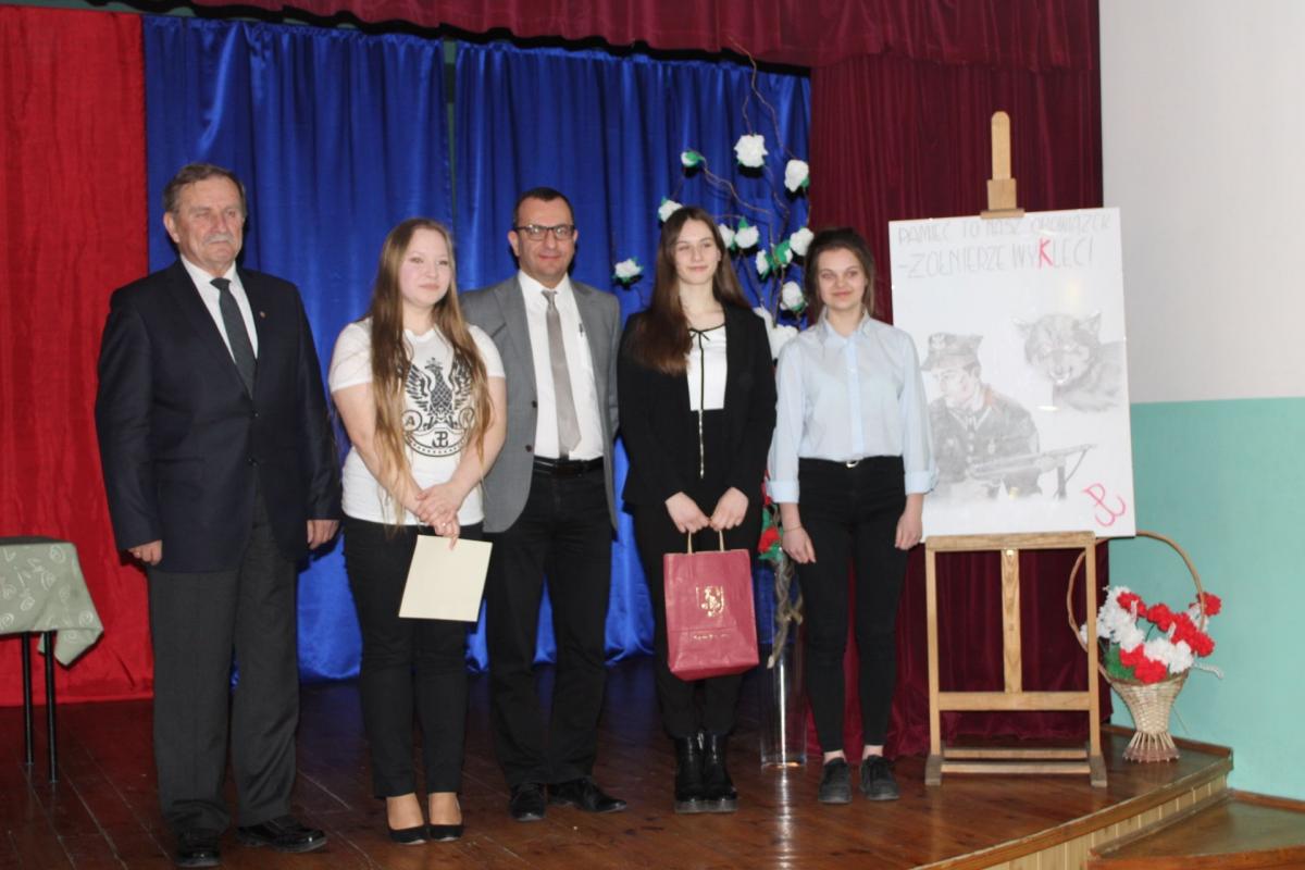 Laureatki konkursu w towarzystwie gościa specjalnego uroczystości Wojciecha Koby oraz wójta gminy Żurawica Tomasza Szeleszczuka.<br/>fot.materiały organizatora