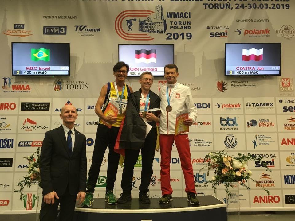 Jan Cząstka na trzecim stopniu podium podczas dekoracji biegaczy na 400 m.<br/>fot.ze zbiorów własnych