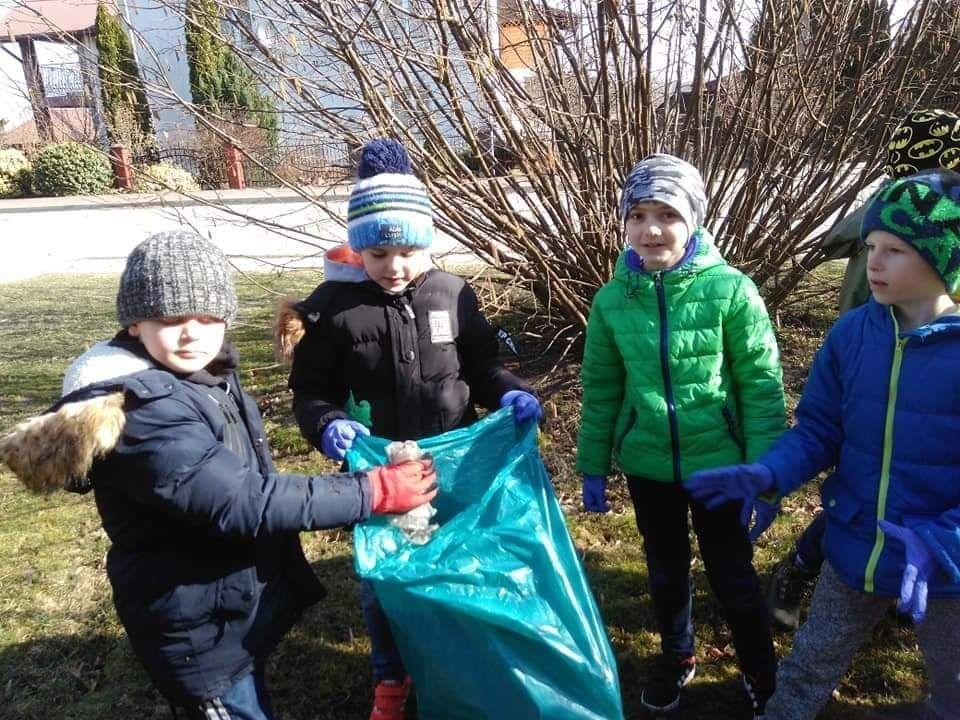 Z chęcią w akcji pozimowego sprzątania wzięły udział dzieci.<br/>fot.UG Lubaczów