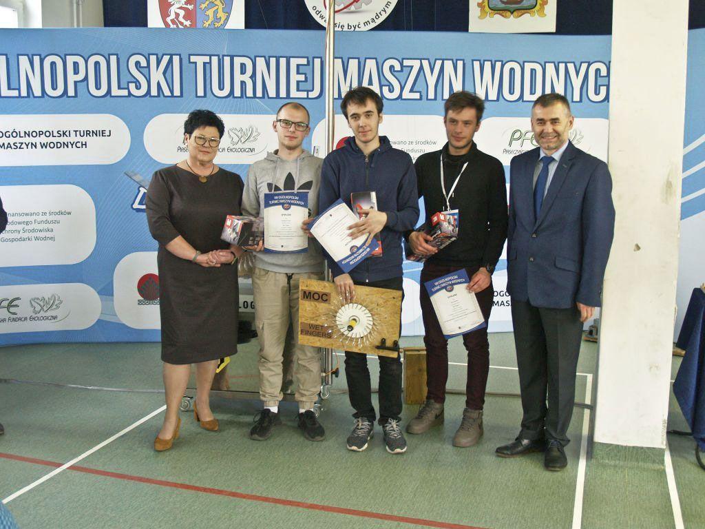 Aleksander Siwoń, Piotr Storek i Krystian Trysła to grupa znana z antysmogowego drona – tym razem skonstruowali z równie dużym powodzeniem turbinę wodną.<br/>fot.ZSTiO Jarosław